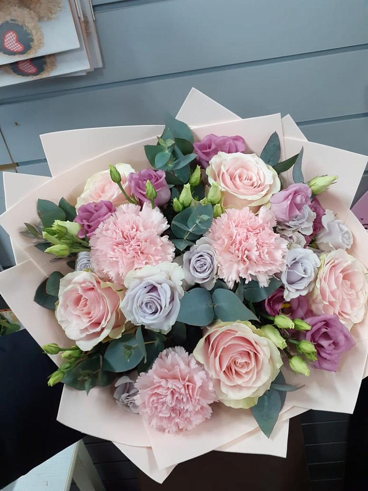 Букет цветов из: Розы, Гвоздики и Лизиантусы в Подгородней Покровке